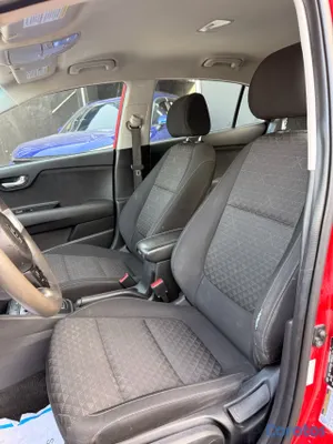 2020 Kia Rio — foto 12 / 15