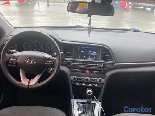 2020 Hyundai Elantra — foto 4 / 7