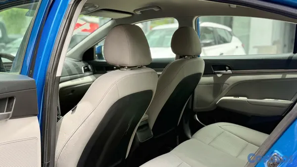 2017 Hyundai Elantra — foto 6 / 10