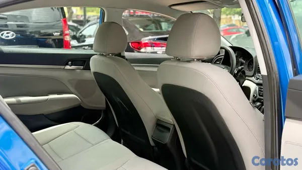 2017 Hyundai Elantra — foto 8 / 10