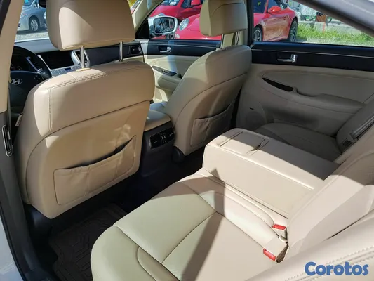2010 Hyundai Genesis — foto 5 / 10