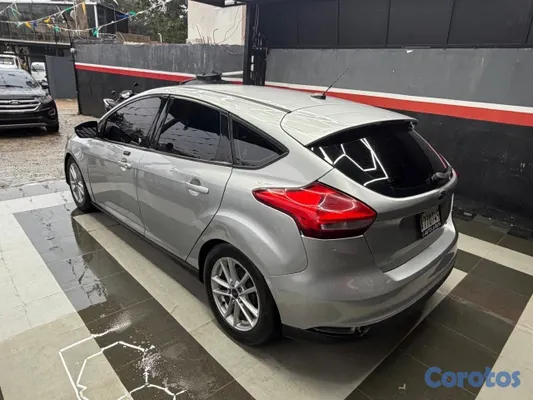 2016 Ford Focus — foto 8 / 11
