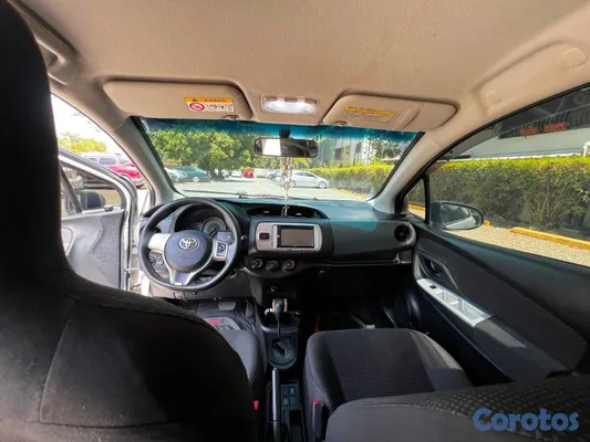 2016 Toyota Vitz — foto 2 / 11