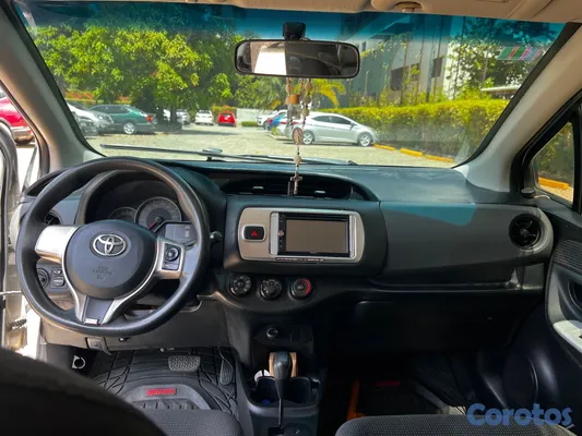 2016 Toyota Vitz — foto 3 / 11