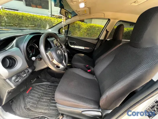 2016 Toyota Vitz — foto 6 / 11