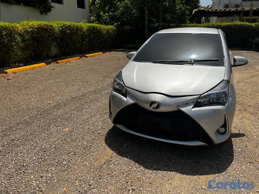 2016 Toyota Vitz — foto 7 / 11