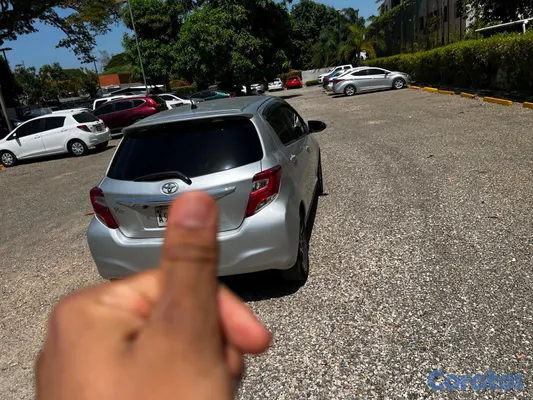 2016 Toyota Vitz — foto 9 / 11
