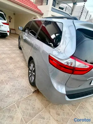 2017 Toyota Sienna — foto 3 / 9