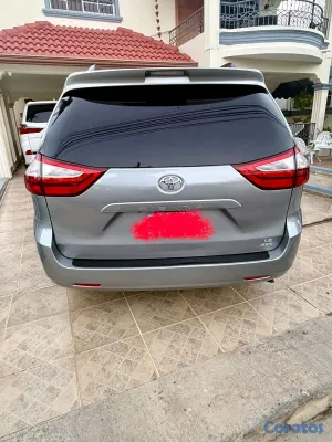 2017 Toyota Sienna — foto 4 / 9
