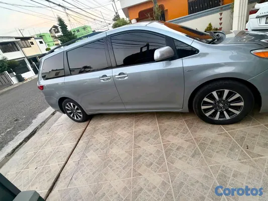 2017 Toyota Sienna — foto 5 / 9