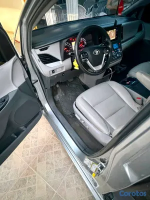 2017 Toyota Sienna — foto 7 / 9