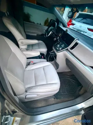 2017 Toyota Sienna — foto 8 / 9