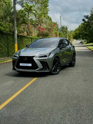 2023 Lexus UX — foto 2 / 8