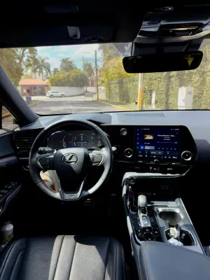 2023 Lexus UX — foto 5 / 8
