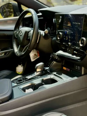 2023 Lexus UX — foto 6 / 8