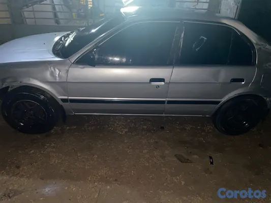 2000 Toyota Starlet — foto 12 / 20