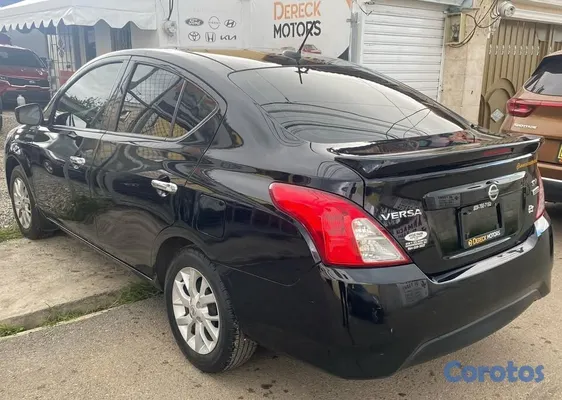 2017 Nissan Versa — foto 3 / 10