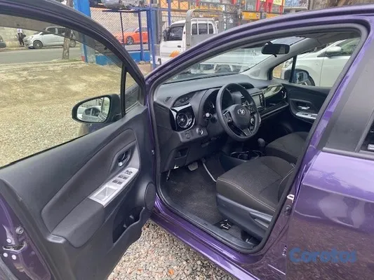 2019 Toyota Vitz — foto 2 / 10