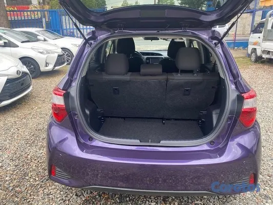 2019 Toyota Vitz — foto 7 / 10