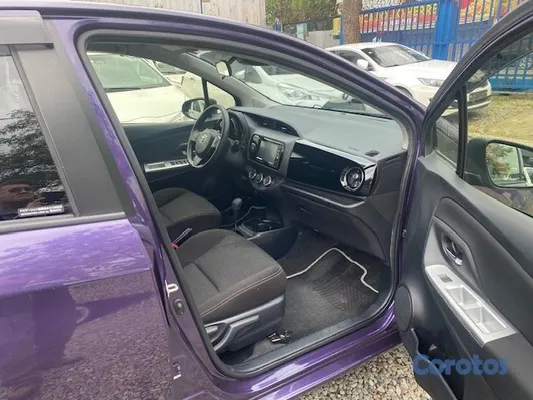 2019 Toyota Vitz — foto 8 / 10