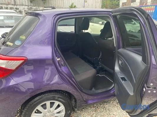 2019 Toyota Vitz — foto 9 / 10