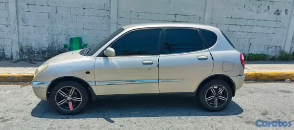 2001 Toyota Duet — foto 4 / 11