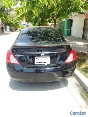 2014 Nissan Versa — foto 2 / 7