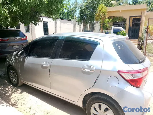 2018 Toyota Vitz — foto 2 / 9