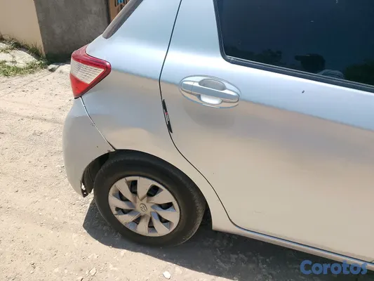2018 Toyota Vitz — foto 3 / 9