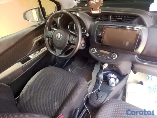 2018 Toyota Vitz — foto 6 / 9