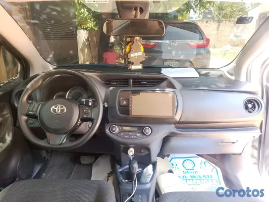 2018 Toyota Vitz — foto 7 / 9