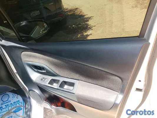 2018 Toyota Vitz — foto 9 / 9
