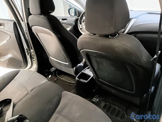 2014 Hyundai Accent — foto 8 / 12