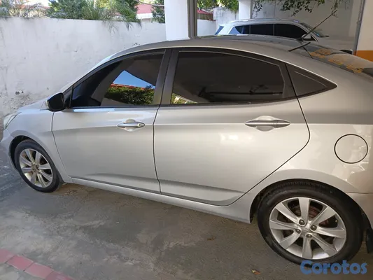 2014 Hyundai Accent — foto 9 / 12