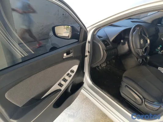 2014 Hyundai Accent — foto 11 / 12