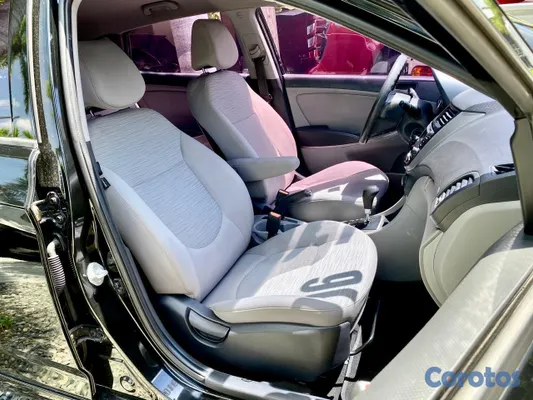 2016 Hyundai Accent — foto 5 / 10