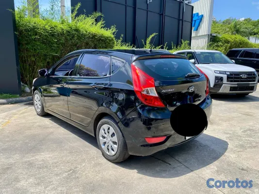 2016 Hyundai Accent — foto 9 / 10