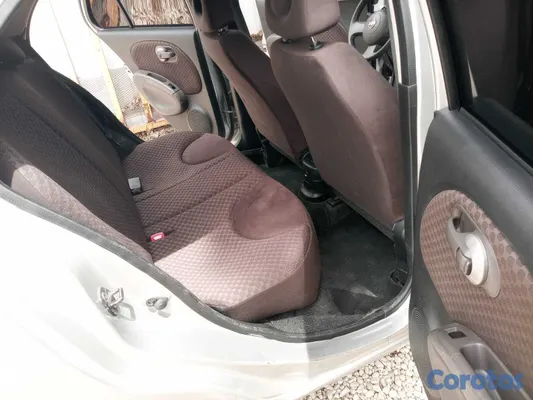 2010 Nissan March — foto 6 / 9