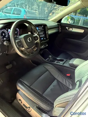 2022 Volvo xc40 momentum T4 — foto 4 / 9