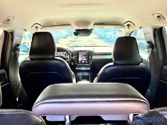2022 Volvo xc40 momentum T4 — foto 7 / 9