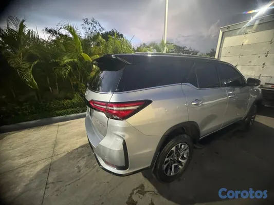 2023 Toyota Fortuner — foto 7 / 10