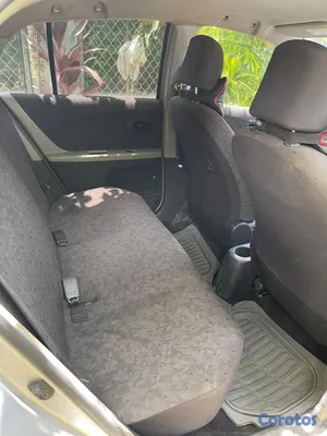 2010 Toyota Vitz — foto 2 / 11
