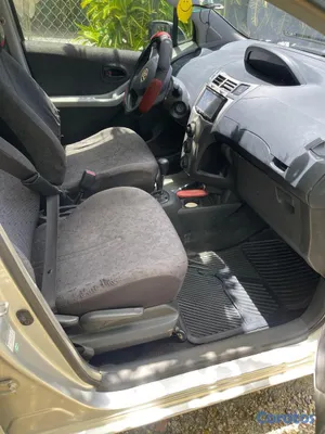 2010 Toyota Vitz — foto 6 / 11