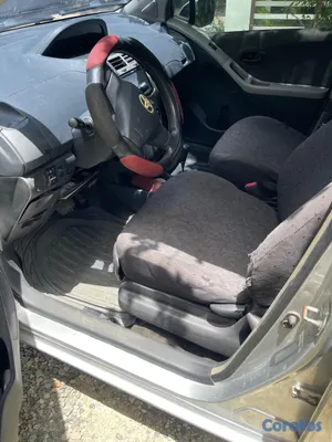 2010 Toyota Vitz — foto 8 / 11