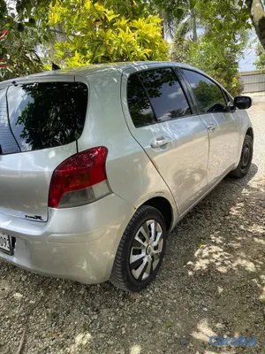 2010 Toyota Vitz — foto 10 / 11