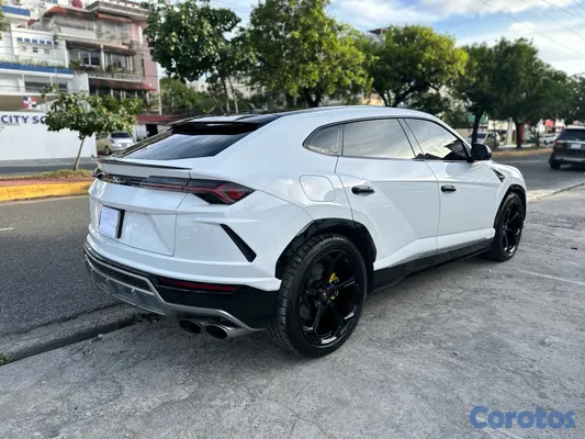 2019 Lamborghini Urus — foto 6 / 11