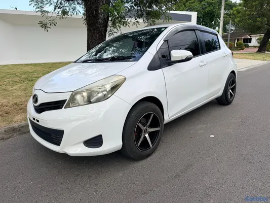 2012 Toyota Vitz — foto 2 / 10