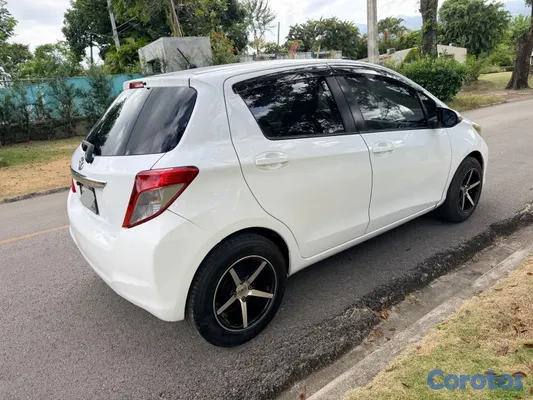 2012 Toyota Vitz — foto 4 / 10