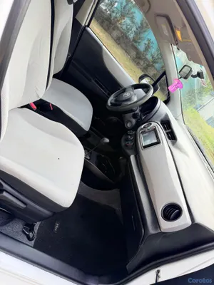 2012 Toyota Vitz — foto 7 / 10