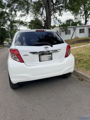 2012 Toyota Vitz — foto 8 / 10